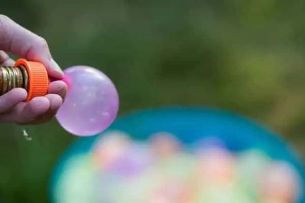  incorporate a water balloon toss into your birthday party theme