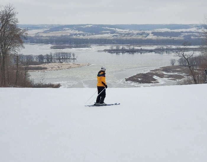 guy skiing Chestnut Mountain Resort in Illinois during winter