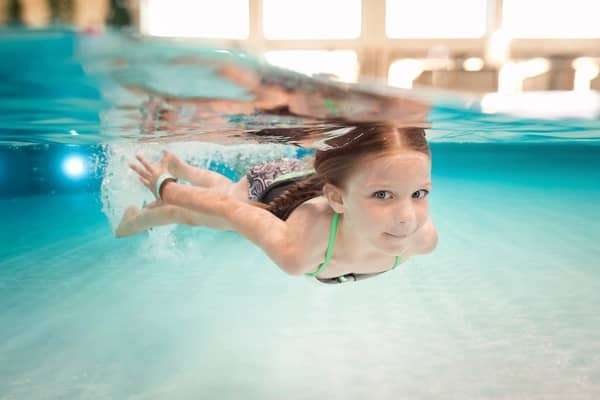 guide to teaching your child to swim in the pool