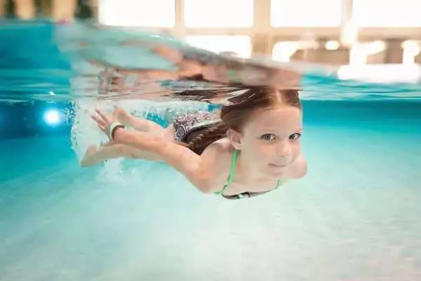 guide to teaching your child to swim in the pool