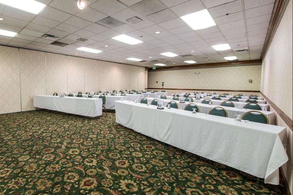 host a meeting with this flexible meeting space 