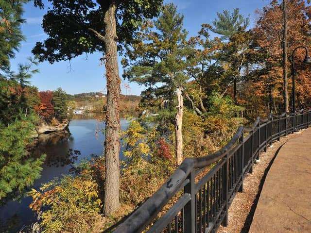 Scenic River Walk to enjoy the scenery on foot or by bike 