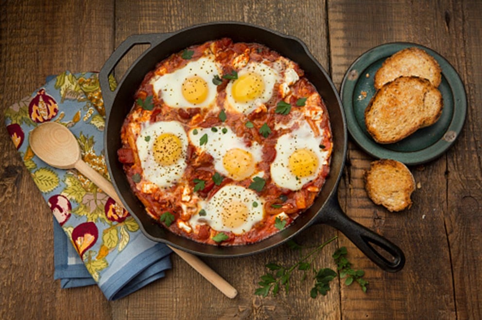 Baked Eggs with Tomato and Sweet Pepper
