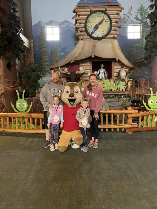 This image has an empty alt attribute; its file name is Family-Great-Wolf-Lodge.jpg.webp