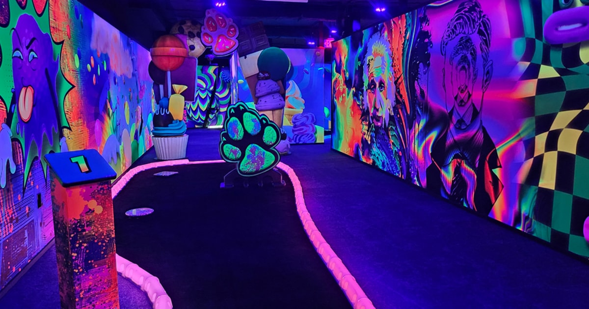 Glow Golf for kids | Great Wolf Lodge Niagara Falls, Ontario
