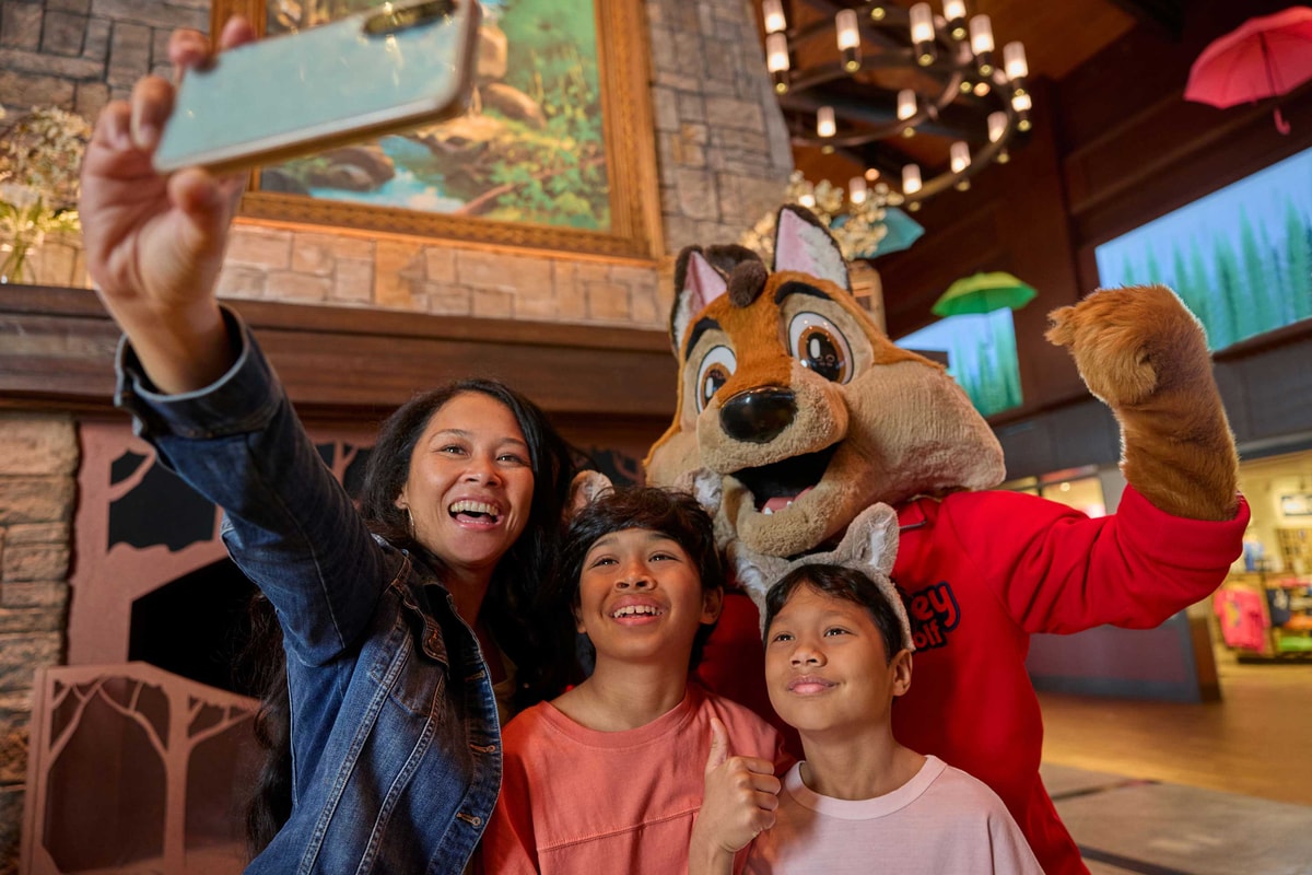 a family clicking a selfie with great wolf lodge character