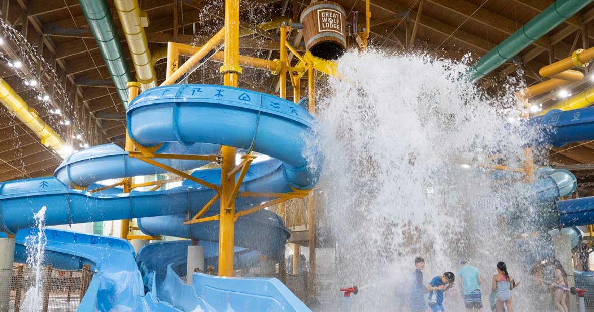 water bucket throwing water at connecticut waterpark resort