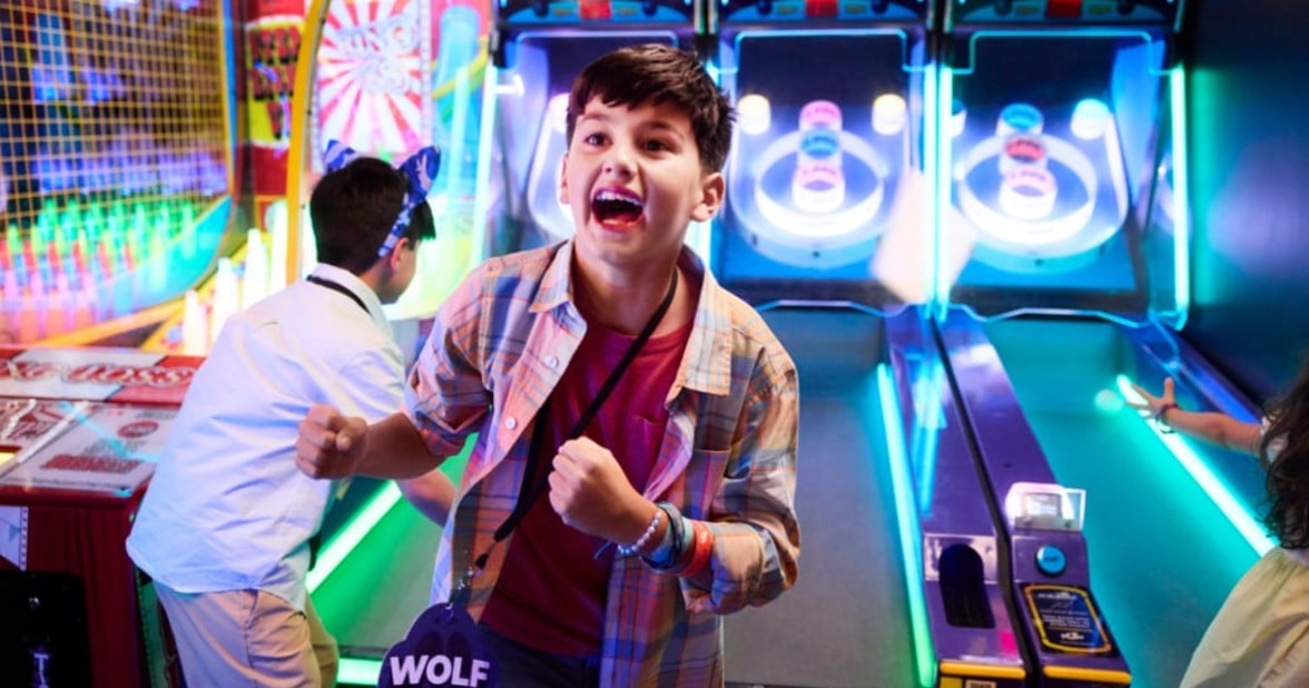 kids playing arcade games