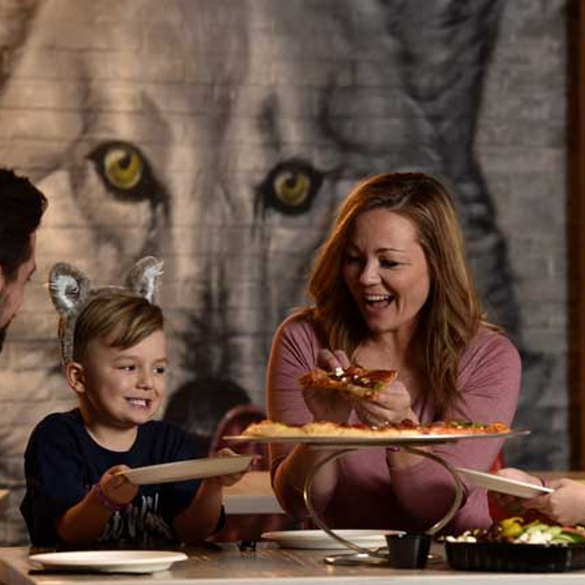 family eating pizza 