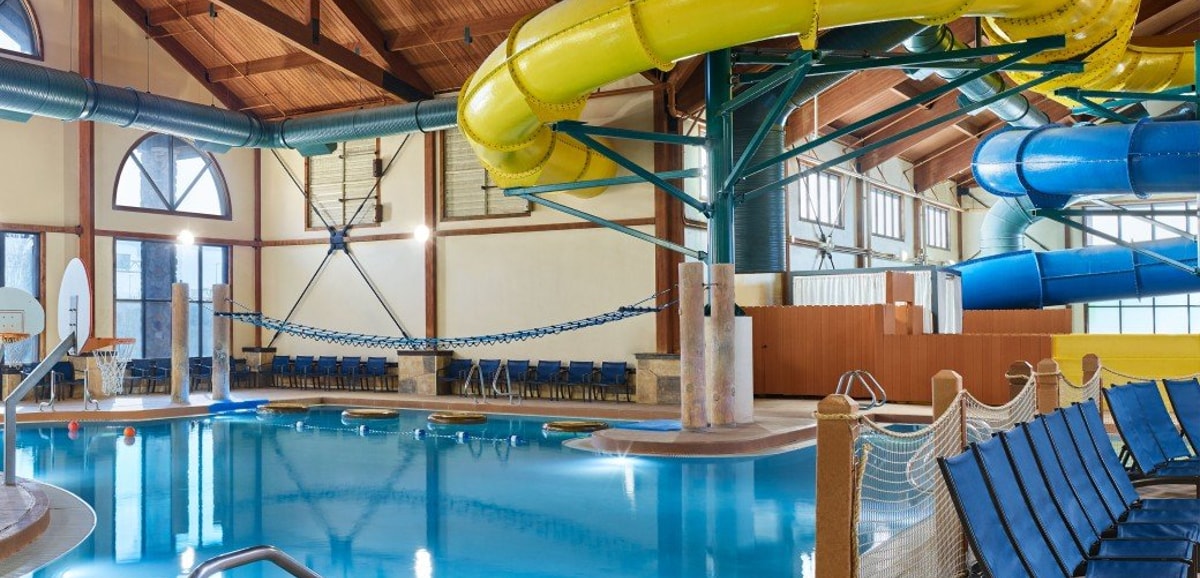 Kansas Great Wolf Lodge indoor pool overview