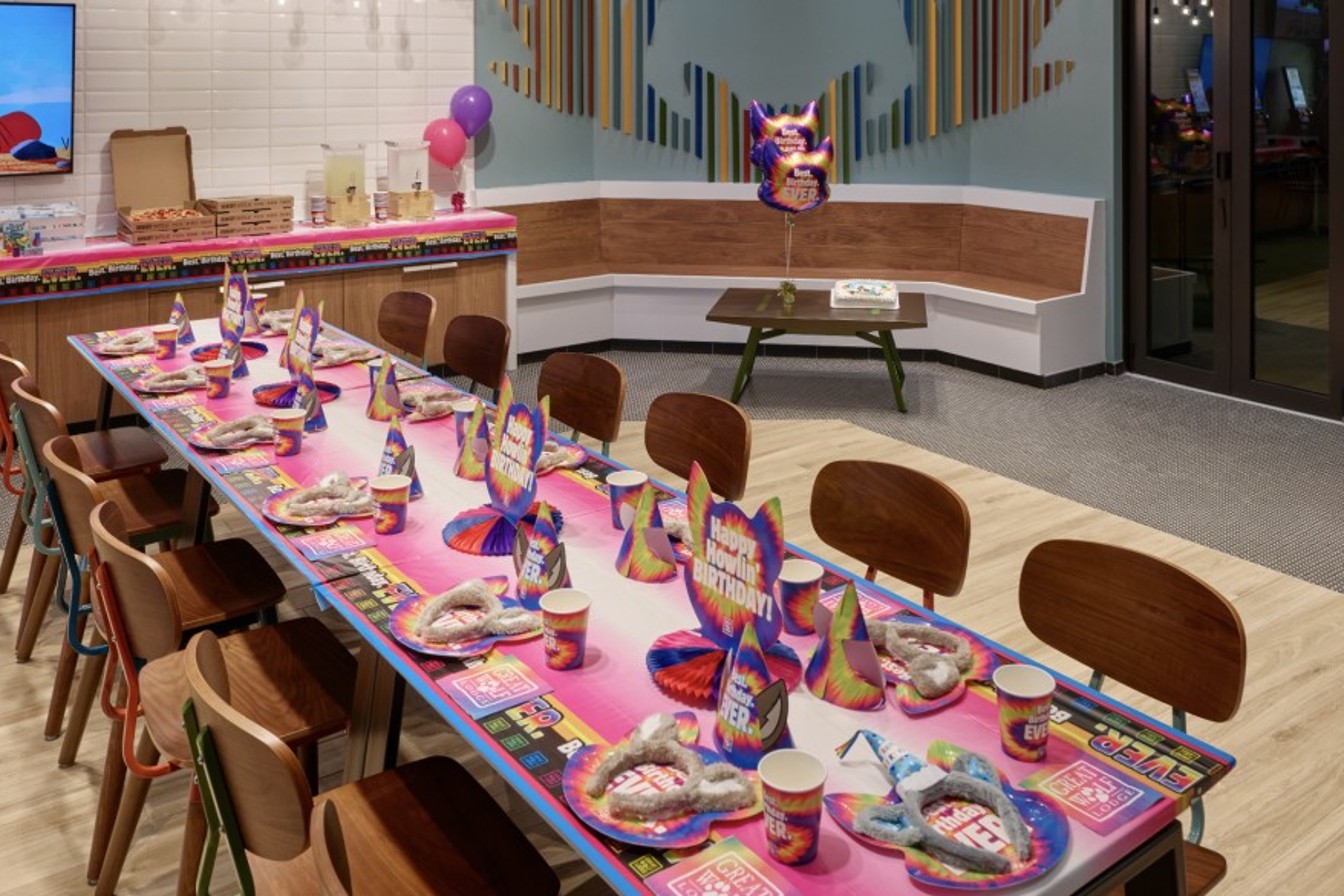 birthday table set up