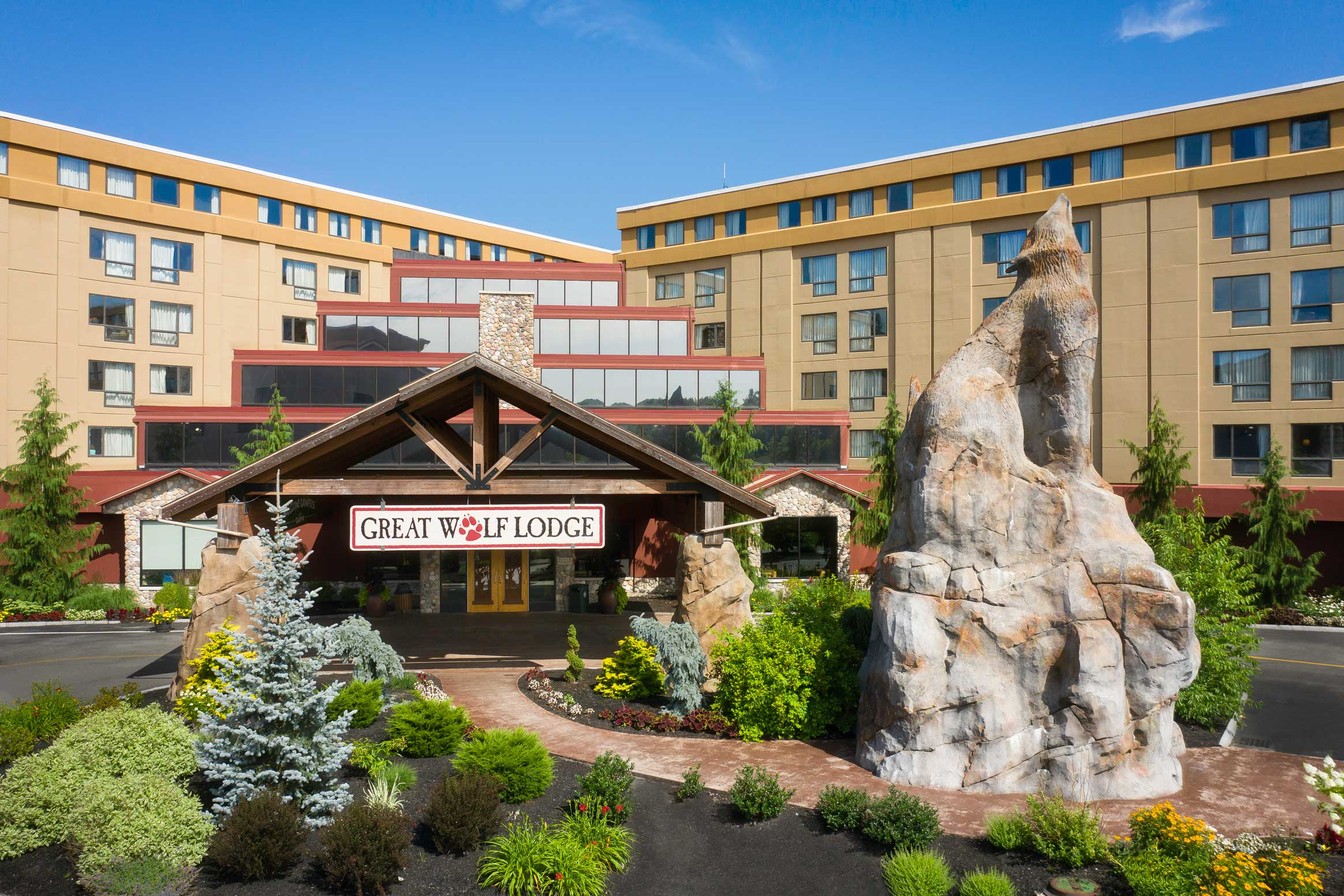 exterior view of new england waterpark resort