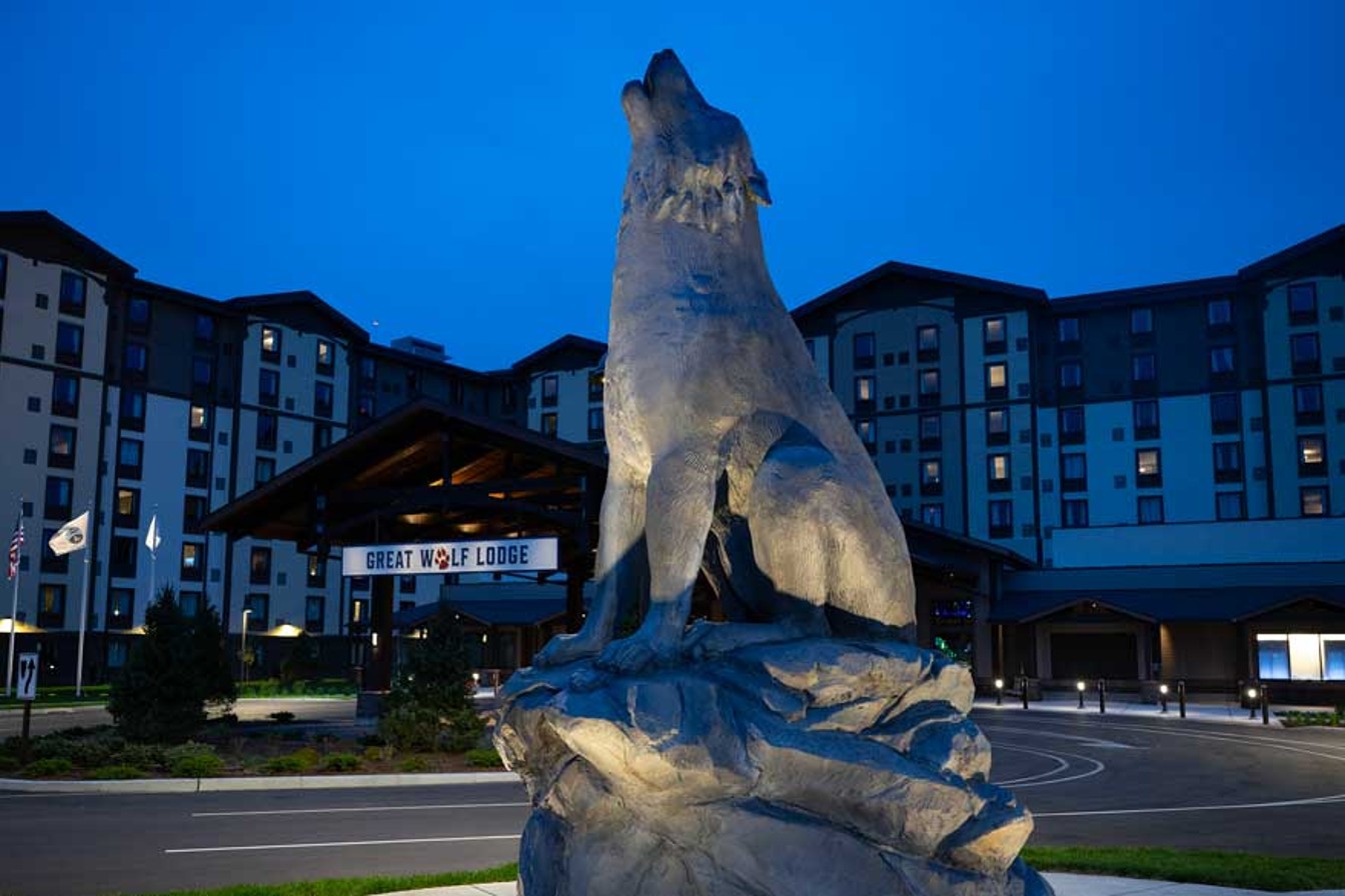 ouside view of the great wolf lodge in CT