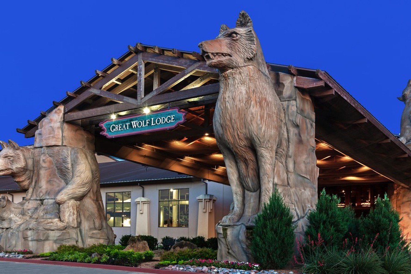 front desk view of grapevine waterpark resort