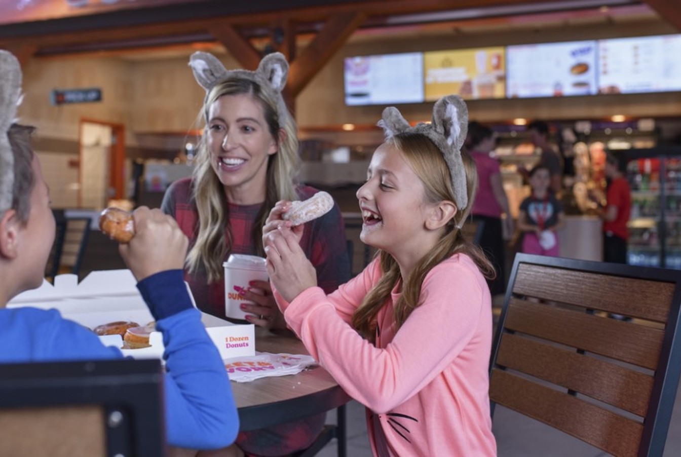 A family enjoys dinner at a Great Wolf Lodge indoor water park and resort restaurant.