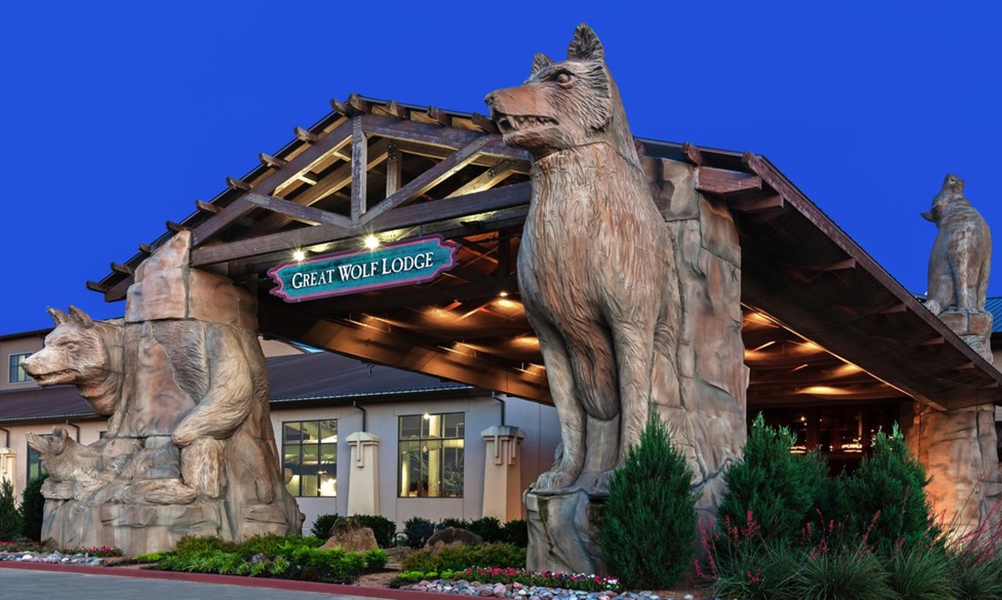 front desk view of grapevine waterpark resort