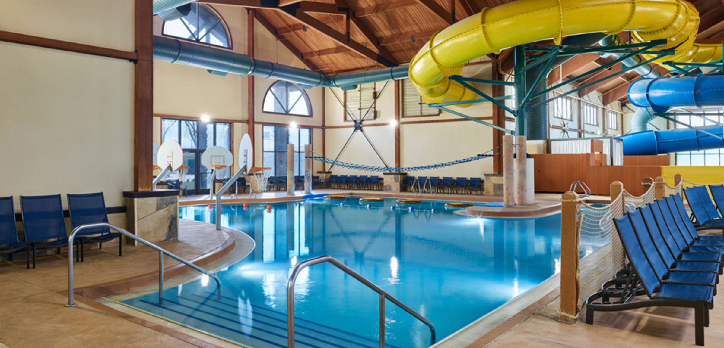Kansas Great Wolf Lodge indoor pool overview