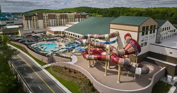 outside view of the Connecitcut water park and resort