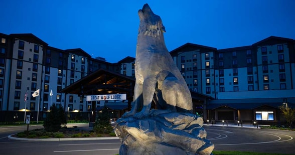 ouside view of the great wolf lodge in CT