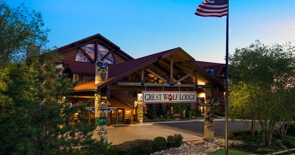 night view of the entrance to waterpark in kansas city