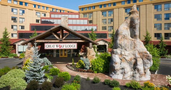 evening view of waterpark resort in new england