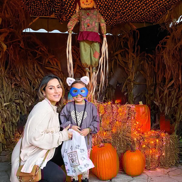 mom and daughter with pumpkins