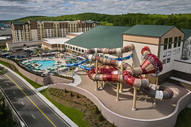 outside view of the Connecitcut water park and resort