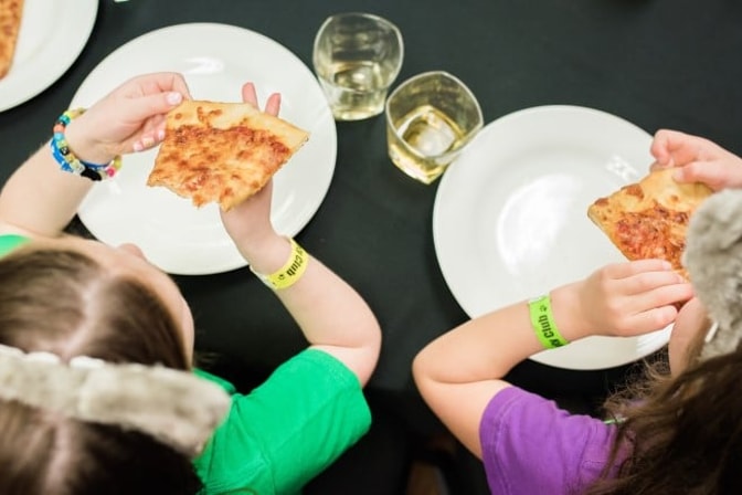 children eating pizza and drinking soda at the great wolf lodge