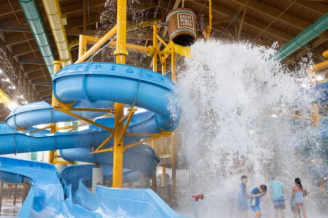 water bucket throwing water at connecticut waterpark resort