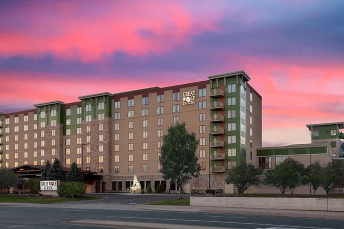 evening view of waterpark resort in minnesota