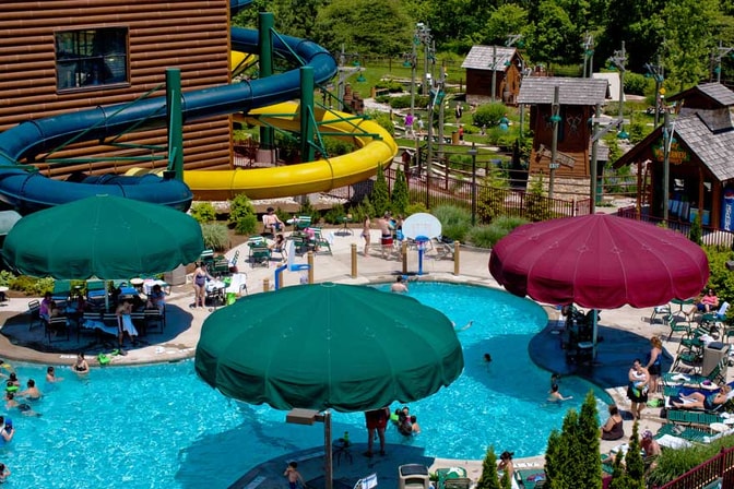 Niagara falls water park outdoor pool 