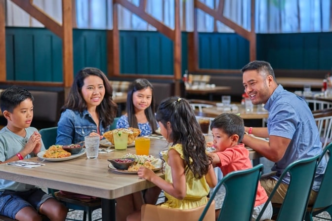 A family enjoys dinner at a Great Wolf Lodge indoor water park and resort restaurant.