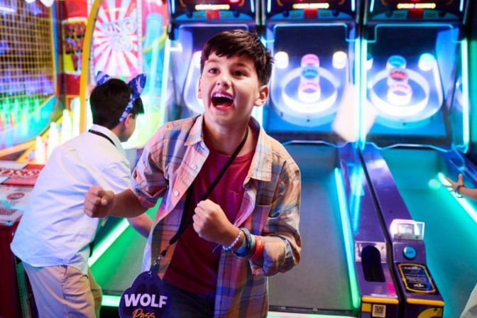 kids playing arcade games