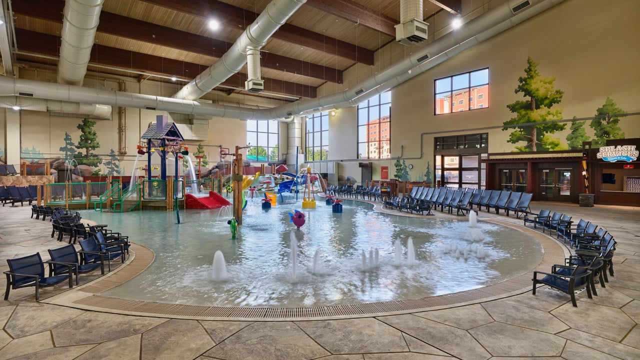 Kiddie splash pad with slides
