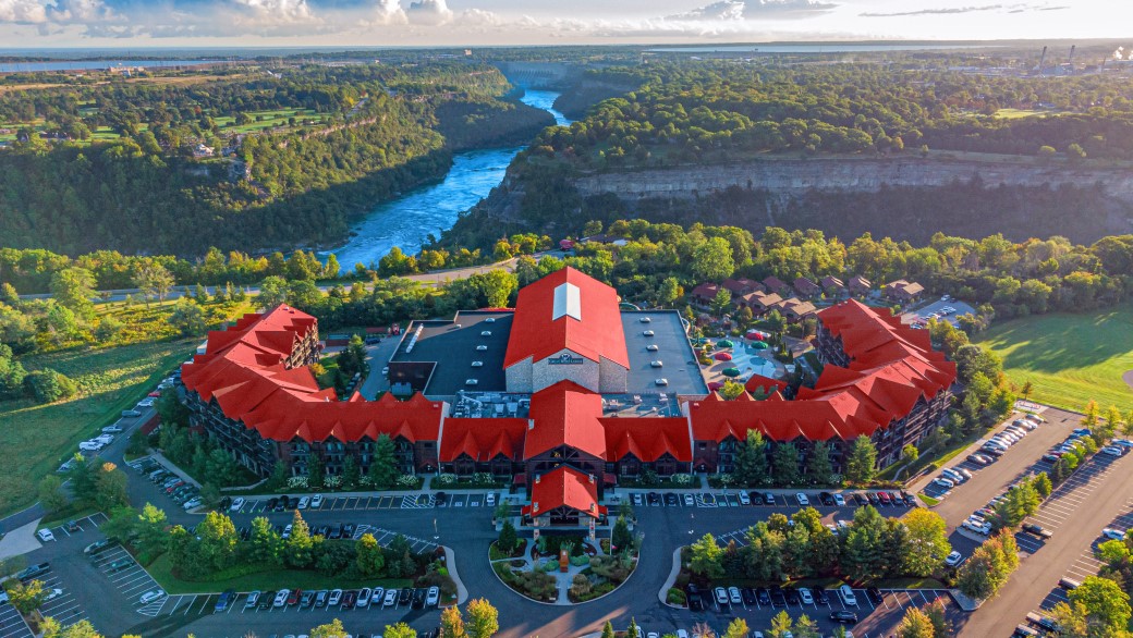 Outdoor pool at Great Wolf Lodge Niagara