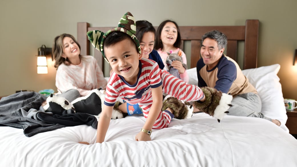 a family enjoying great wolf lodge suite