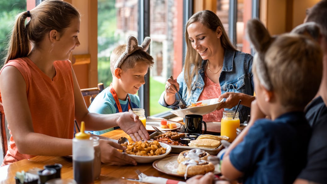 a family enjoying great wolf lodge dining