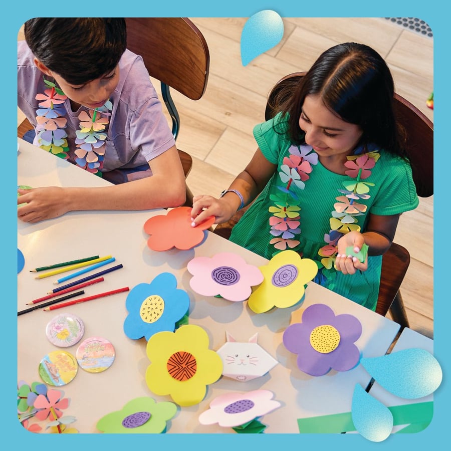 Kids making a garland at Great Wolf Lodge