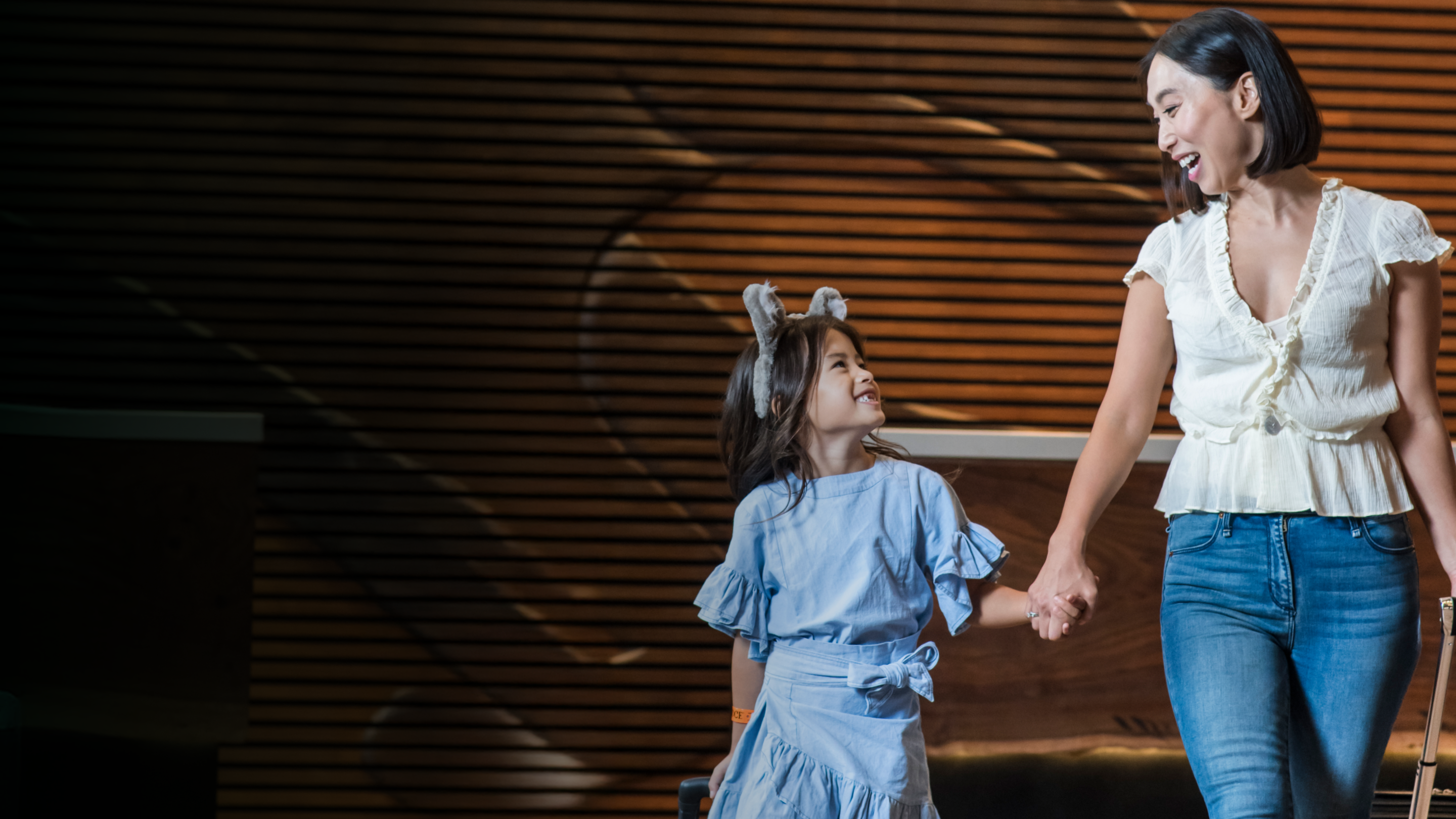 mother and daugther travelling with a suitcase