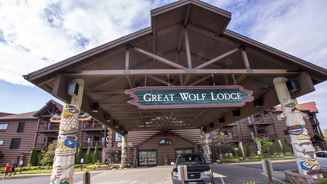 Great Wolf Lodge Parking and Entrance