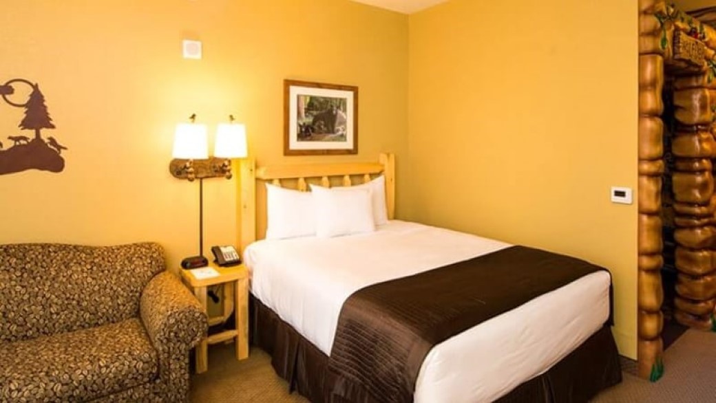 The Deluxe Wolf Den King Suite 