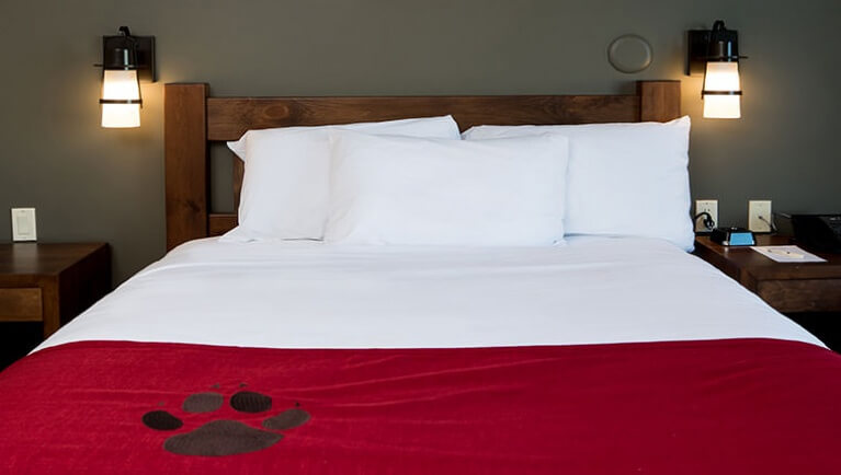 Pribate master bedroom with kingsize bed in the accessible Deluxe Majestic Bunk Bed (Accessible bathtub)