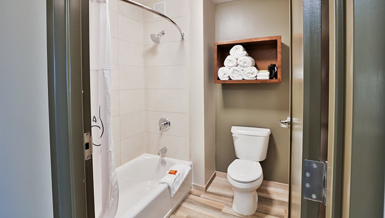 The bathroom in the KidKamp Suite(Resort View) 