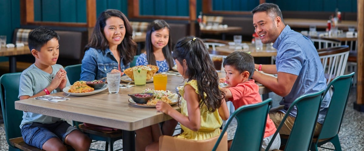 A family dines at the Great Wolf Lodge