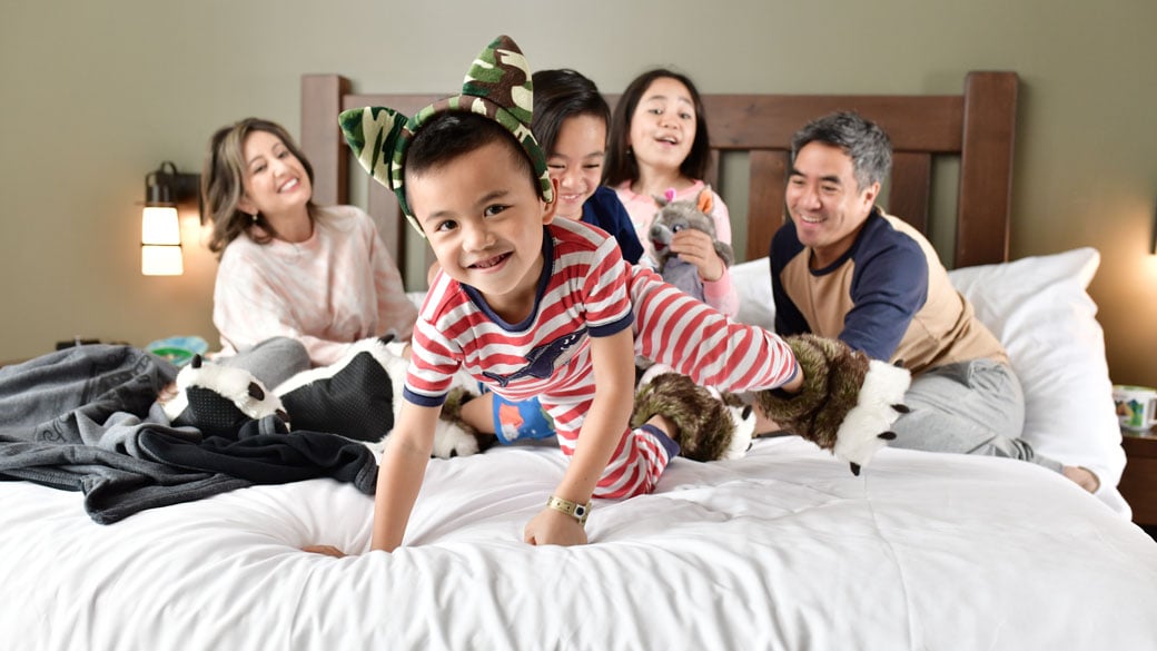 a family enjoying great wolf lodge suite