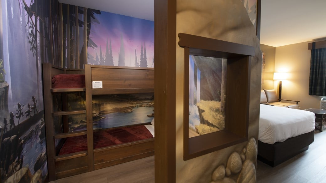 The bunk beds in the Wolf Den Suite Accessible Bathtub