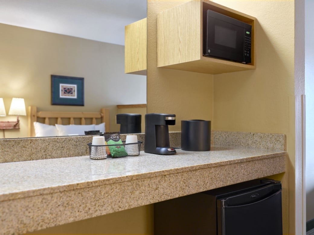 The amenities in the Queen Sofa Suite (accessible bathtub)