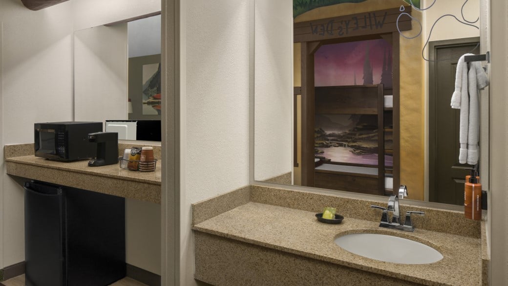 Amenities in the Deluxe Wolf Den Suite