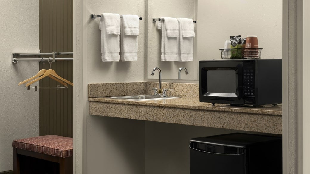 The amenities in the Family Fireplace Suite
