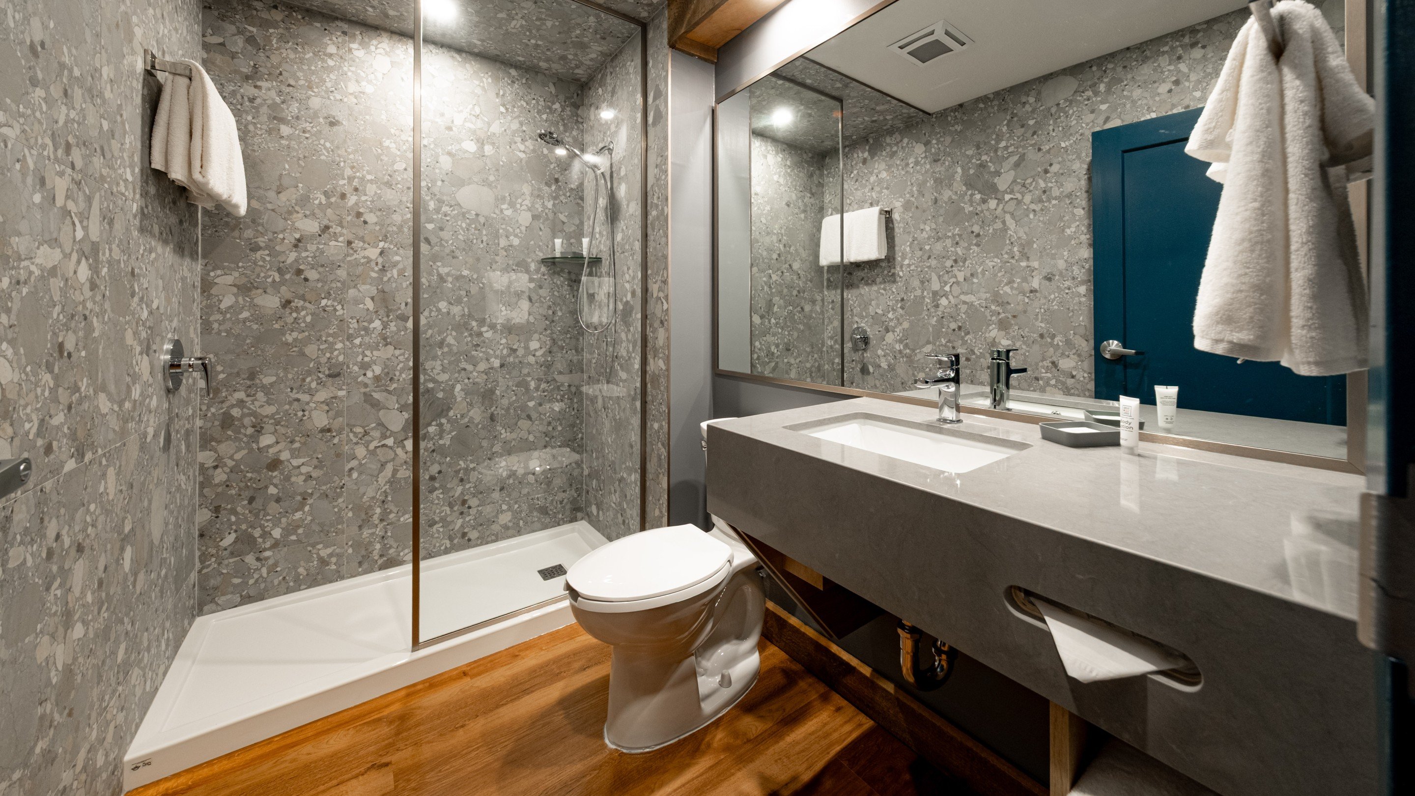 gwl-niagara-queen-cabin-suite-bathroom.jpg